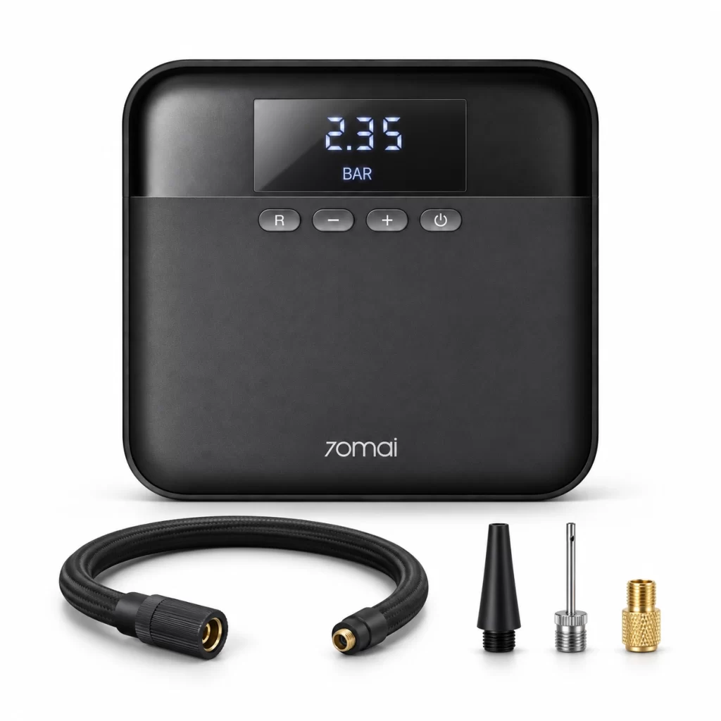 Bộ máy bơm lốp ô tô Xiaomi 70mai Midrive TP03 cùng dây bơm hơi và các đầu chuyển đổi van trên nền trắng.