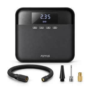 Bộ máy bơm lốp ô tô Xiaomi 70mai Midrive TP03 cùng dây bơm hơi và các đầu chuyển đổi van trên nền trắng.