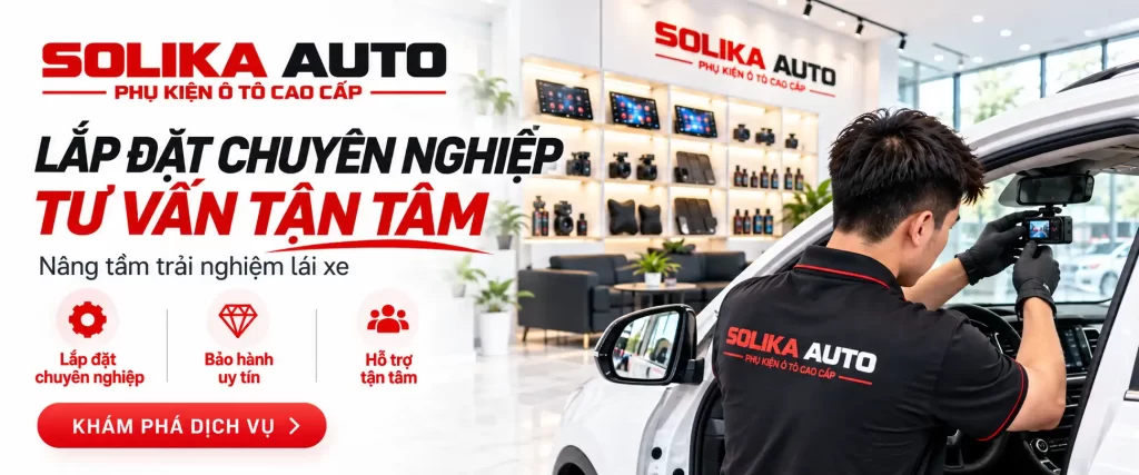 Kỹ thuật viên SOLIKA AUTO lắp camera hành trình trên xe ô tô tại showroom trưng bày phụ kiện