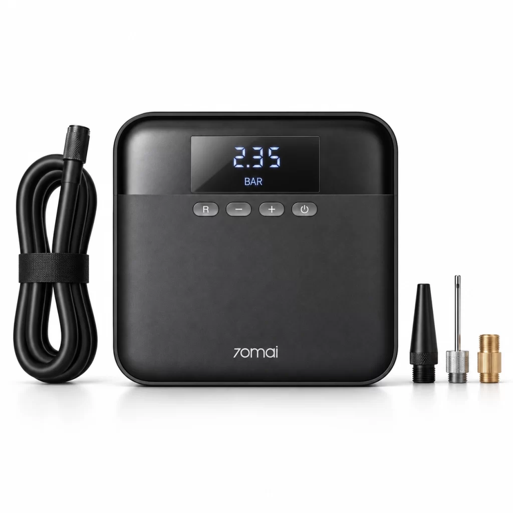 Máy bơm lốp ô tô Xiaomi 70mai Midrive TP03 màu đen cùng dây bơm cuộn gọn và các đầu chuyển đổi van.