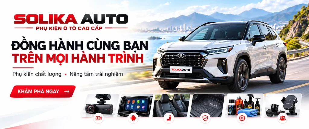 Banner SOLIKA AUTO “Cùng bạn đi xa hơn” với xe SUV trắng, đường ven biển và cây cầu phía xa.